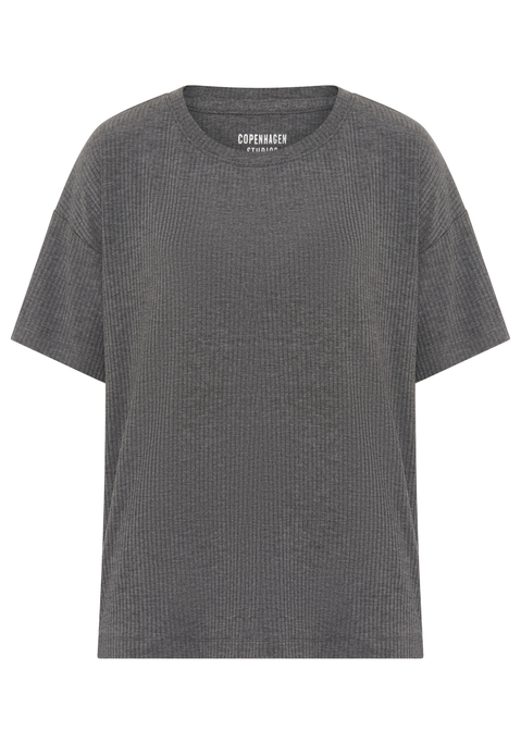 Bild: T-Shirt von Copenhagen Studios: <h3>Bequem Schlafen mit dem T-Shirt von <strong>Copenhagen Studios</strong></h3>
<p>
Das T-Shirt von <strong>Copenhagen Studios</strong> ist der perfekte Begleiter für erholsame Nächte. Mit seinem besonderen Design eignet es sich hervorragend zum Schlafen und bietet gleichzeitig einen lässigen Look für entspannte Tage. Der Rundhalsauschnitt und die überschnittenen Schultern sorgen für eine optimale Bewegungsfreiheit und ein angenehmes Tragegefühl, das sich von anderen Nachtoberteilen abhebt.
</p>

<h4>Details und Mehrwerte des T-Shirts</h4>
<p>
Dieses lässige Schlafshirt überzeugt durch seine angenehme Rippqualität, die für einen hohen Tragekomfort sorgt. Es hat eine bequeme Passform, die sich sanft an den Körper anschmiegt, ohne einzuengen. Die unifarbene Optik verleiht dem Shirt eine schlichte Eleganz, die sich vielseitig kombinieren lässt. 
</p>

<h4>Outfit-Tipps und Trageanlässe</h4>
<p>
Das T-Shirt von <strong>Copenhagen Studios</strong> lässt sich ideal mit einer bequemen Jogginghose oder lässigen Shorts kombinieren. Perfekt für gemütliche Abende zu Hause, entspannte Wochenenden oder sogar für sportliche Aktivitäten im Freien.
</p>
<p>
Erlebe unvergleichlichen Komfort und Stil mit dem T-Shirt von <strong>Copenhagen Studios</strong>. 
</p>