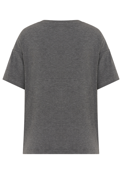 Bild: T-Shirt von Copenhagen Studios: <h3>Bequem Schlafen mit dem T-Shirt von <strong>Copenhagen Studios</strong></h3>
<p>
Das T-Shirt von <strong>Copenhagen Studios</strong> ist der perfekte Begleiter für erholsame Nächte. Mit seinem besonderen Design eignet es sich hervorragend zum Schlafen und bietet gleichzeitig einen lässigen Look für entspannte Tage. Der Rundhalsauschnitt und die überschnittenen Schultern sorgen für eine optimale Bewegungsfreiheit und ein angenehmes Tragegefühl, das sich von anderen Nachtoberteilen abhebt.
</p>

<h4>Details und Mehrwerte des T-Shirts</h4>
<p>
Dieses lässige Schlafshirt überzeugt durch seine angenehme Rippqualität, die für einen hohen Tragekomfort sorgt. Es hat eine bequeme Passform, die sich sanft an den Körper anschmiegt, ohne einzuengen. Die unifarbene Optik verleiht dem Shirt eine schlichte Eleganz, die sich vielseitig kombinieren lässt. 
</p>

<h4>Outfit-Tipps und Trageanlässe</h4>
<p>
Das T-Shirt von <strong>Copenhagen Studios</strong> lässt sich ideal mit einer bequemen Jogginghose oder lässigen Shorts kombinieren. Perfekt für gemütliche Abende zu Hause, entspannte Wochenenden oder sogar für sportliche Aktivitäten im Freien.
</p>
<p>
Erlebe unvergleichlichen Komfort und Stil mit dem T-Shirt von <strong>Copenhagen Studios</strong>. 
</p>