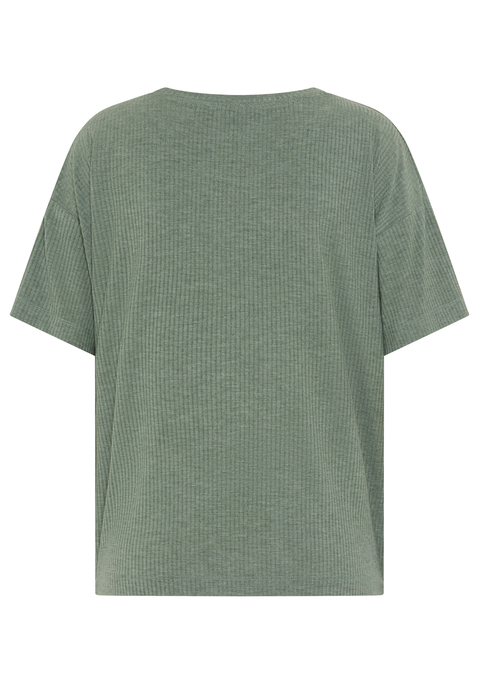 Bild: T-Shirt von Copenhagen Studios: <h3>Bequem Schlafen mit dem T-Shirt von <strong>Copenhagen Studios</strong></h3>
<p>
Das T-Shirt von <strong>Copenhagen Studios</strong> ist der perfekte Begleiter für erholsame Nächte. Mit seinem besonderen Design eignet es sich hervorragend zum Schlafen und bietet gleichzeitig einen lässigen Look für entspannte Tage. Der Rundhalsauschnitt und die überschnittenen Schultern sorgen für eine optimale Bewegungsfreiheit und ein angenehmes Tragegefühl, das sich von anderen Nachtoberteilen abhebt.
</p>

<h4>Details und Mehrwerte des T-Shirts</h4>
<p>
Dieses lässige Schlafshirt überzeugt durch seine angenehme Rippqualität, die für einen hohen Tragekomfort sorgt. Es hat eine bequeme Passform, die sich sanft an den Körper anschmiegt, ohne einzuengen. Die unifarbene Optik verleiht dem Shirt eine schlichte Eleganz, die sich vielseitig kombinieren lässt. 
</p>

<h4>Outfit-Tipps und Trageanlässe</h4>
<p>
Das T-Shirt von <strong>Copenhagen Studios</strong> lässt sich ideal mit einer bequemen Jogginghose oder lässigen Shorts kombinieren. Perfekt für gemütliche Abende zu Hause, entspannte Wochenenden oder sogar für sportliche Aktivitäten im Freien.
</p>
<p>
Erlebe unvergleichlichen Komfort und Stil mit dem T-Shirt von <strong>Copenhagen Studios</strong>. 
</p>