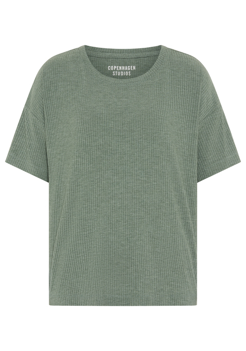 Bild: T-Shirt von Copenhagen Studios: <h3>Bequem Schlafen mit dem T-Shirt von <strong>Copenhagen Studios</strong></h3>
<p>
Das T-Shirt von <strong>Copenhagen Studios</strong> ist der perfekte Begleiter für erholsame Nächte. Mit seinem besonderen Design eignet es sich hervorragend zum Schlafen und bietet gleichzeitig einen lässigen Look für entspannte Tage. Der Rundhalsauschnitt und die überschnittenen Schultern sorgen für eine optimale Bewegungsfreiheit und ein angenehmes Tragegefühl, das sich von anderen Nachtoberteilen abhebt.
</p>

<h4>Details und Mehrwerte des T-Shirts</h4>
<p>
Dieses lässige Schlafshirt überzeugt durch seine angenehme Rippqualität, die für einen hohen Tragekomfort sorgt. Es hat eine bequeme Passform, die sich sanft an den Körper anschmiegt, ohne einzuengen. Die unifarbene Optik verleiht dem Shirt eine schlichte Eleganz, die sich vielseitig kombinieren lässt. 
</p>

<h4>Outfit-Tipps und Trageanlässe</h4>
<p>
Das T-Shirt von <strong>Copenhagen Studios</strong> lässt sich ideal mit einer bequemen Jogginghose oder lässigen Shorts kombinieren. Perfekt für gemütliche Abende zu Hause, entspannte Wochenenden oder sogar für sportliche Aktivitäten im Freien.
</p>
<p>
Erlebe unvergleichlichen Komfort und Stil mit dem T-Shirt von <strong>Copenhagen Studios</strong>. 
</p>