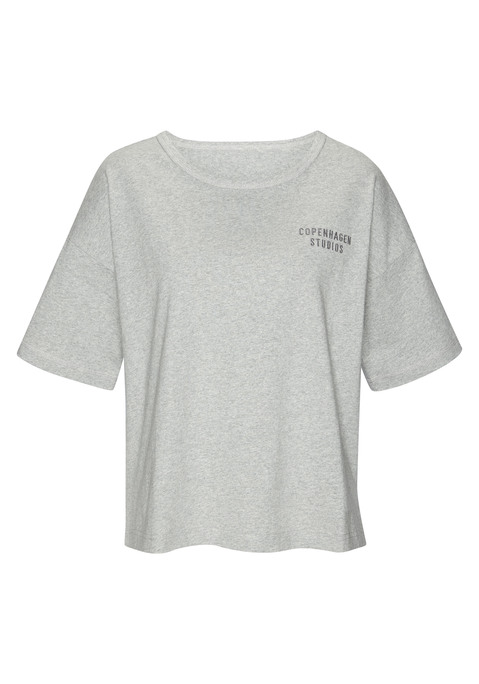 Bild: T-Shirt von Copenhagen Studios: Weiches Schlafshirt von Copenhagen Studios mit kleinem Logoprint vorn. Rundhalsausschnitt. Überschnittene Schulter und kurze Ärmel. Heavy Single Jersey Qualität aus Baumwolle.