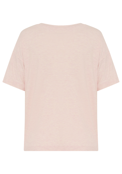 Bild: T-Shirt von Copenhagen Studios: <h3>Bequem Schlafen mit dem T-Shirt von <strong>Copenhagen Studios</strong></h3>
<p>
Das T-Shirt von <strong>Copenhagen Studios</strong> ist der perfekte Begleiter für erholsame Nächte. Mit seinem besonderen Design eignet es sich hervorragend zum Schlafen und bietet gleichzeitig einen lässigen Look für entspannte Tage. Der Rundhalsauschnitt und die überschnittenen Schultern sorgen für eine optimale Bewegungsfreiheit und ein angenehmes Tragegefühl, das sich von anderen Nachtoberteilen abhebt.
</p>

<h4>Details und Mehrwerte des T-Shirts</h4>
<p>
Dieses lässige Schlafshirt überzeugt durch seine angenehme Rippqualität, die für einen hohen Tragekomfort sorgt. Es hat eine bequeme Passform, die sich sanft an den Körper anschmiegt, ohne einzuengen. Die unifarbene Optik verleiht dem Shirt eine schlichte Eleganz, die sich vielseitig kombinieren lässt. 
</p>

<h4>Outfit-Tipps und Trageanlässe</h4>
<p>
Das T-Shirt von <strong>Copenhagen Studios</strong> lässt sich ideal mit einer bequemen Jogginghose oder lässigen Shorts kombinieren. Perfekt für gemütliche Abende zu Hause, entspannte Wochenenden oder sogar für sportliche Aktivitäten im Freien.
</p>
<p>
Erlebe unvergleichlichen Komfort und Stil mit dem T-Shirt von <strong>Copenhagen Studios</strong>. 
</p>