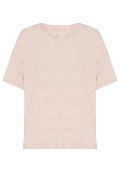 Bild: T-Shirt von Copenhagen Studios: <h3>Bequem Schlafen mit dem T-Shirt von <strong>Copenhagen Studios</strong></h3>
<p>
Das T-Shirt von <strong>Copenhagen Studios</strong> ist der perfekte Begleiter für erholsame Nächte. Mit seinem besonderen Design eignet es sich hervorragend zum Schlafen und bietet gleichzeitig einen lässigen Look für entspannte Tage. Der Rundhalsauschnitt und die überschnittenen Schultern sorgen für eine optimale Bewegungsfreiheit und ein angenehmes Tragegefühl, das sich von anderen Nachtoberteilen abhebt.
</p>

<h4>Details und Mehrwerte des T-Shirts</h4>
<p>
Dieses lässige Schlafshirt überzeugt durch seine angenehme Rippqualität, die für einen hohen Tragekomfort sorgt. Es hat eine bequeme Passform, die sich sanft an den Körper anschmiegt, ohne einzuengen. Die unifarbene Optik verleiht dem Shirt eine schlichte Eleganz, die sich vielseitig kombinieren lässt. 
</p>

<h4>Outfit-Tipps und Trageanlässe</h4>
<p>
Das T-Shirt von <strong>Copenhagen Studios</strong> lässt sich ideal mit einer bequemen Jogginghose oder lässigen Shorts kombinieren. Perfekt für gemütliche Abende zu Hause, entspannte Wochenenden oder sogar für sportliche Aktivitäten im Freien.
</p>
<p>
Erlebe unvergleichlichen Komfort und Stil mit dem T-Shirt von <strong>Copenhagen Studios</strong>. 
</p>