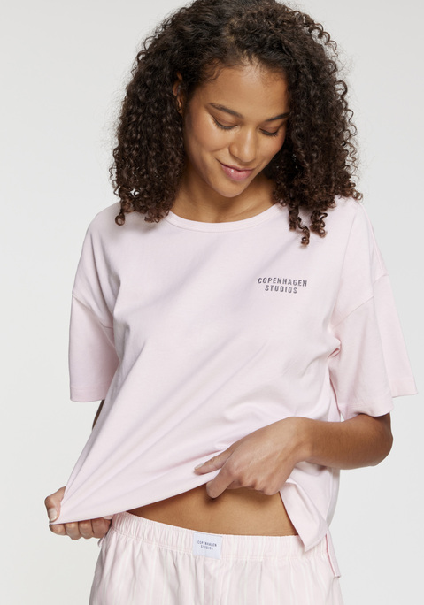 Bild: T-Shirt von Copenhagen Studios: Weiches Schlafshirt von Copenhagen Studios mit kleinem Logoprint vorn. Rundhalsausschnitt. Überschnittene Schulter und kurze Ärmel. Heavy Single Jersey Qualität aus Baumwolle.