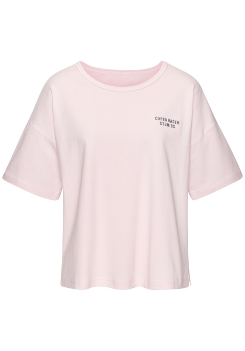 Bild: T-Shirt von Copenhagen Studios: Weiches Schlafshirt von Copenhagen Studios mit kleinem Logoprint vorn. Rundhalsausschnitt. Überschnittene Schulter und kurze Ärmel. Heavy Single Jersey Qualität aus Baumwolle.