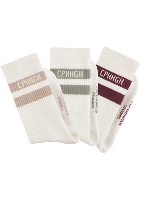 Bild: Tennissocken von Copenhagen Studios: Klassische unifarbene Tennissocke von Copenhagen Studios im 3er-Pack mit sportlichem Streifendesign und Logoschriftzug. Weiches, hochwertiges Vollfrottee für zusätzlichen Komfort.