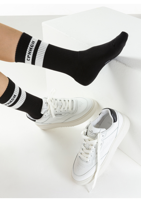 Bild: Tennissocken von Copenhagen Studios: Klassische unifarbene Tennissocke von Copenhagen Studios im 3er-Pack mit sportlichem Streifendesign und Logoschriftzug. Weiches, hochwertiges Vollfrottee für zusätzlichen Komfort.