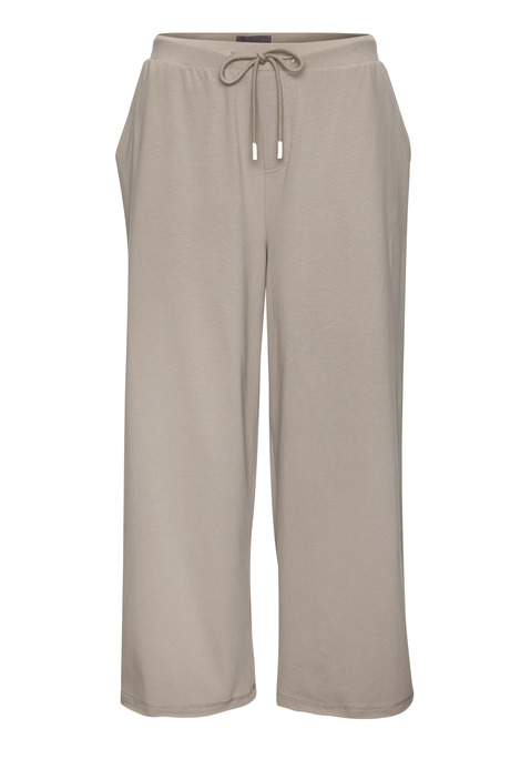Bild: 7/8-Hose von Elbsand: Legere 7/8-Hose von Elbsand mit praktischen Seitennahttaschen. Individuell regulierbare Bundweite durch Tunnelzug mit Bindeband. Aufgesetzte Taschen hinten. Logodruck am Bein. Vielseitig kombinierbar, für Freizeit und Urlaub. Weiche Sweatware.