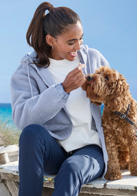 Bild: Fleecejacke von Elbsand: Kuschelige Teddyfleecejacke von Elbsand. Mit Kapuze und geteilter Kängurutasche. Große Labelstickerei hinten. Angesetzte Bündchen an Ärmeln und Saum. Markante Teilungsnaht am Rücken. Durchgehender Reißverschluss. Kuschelige Qualität.