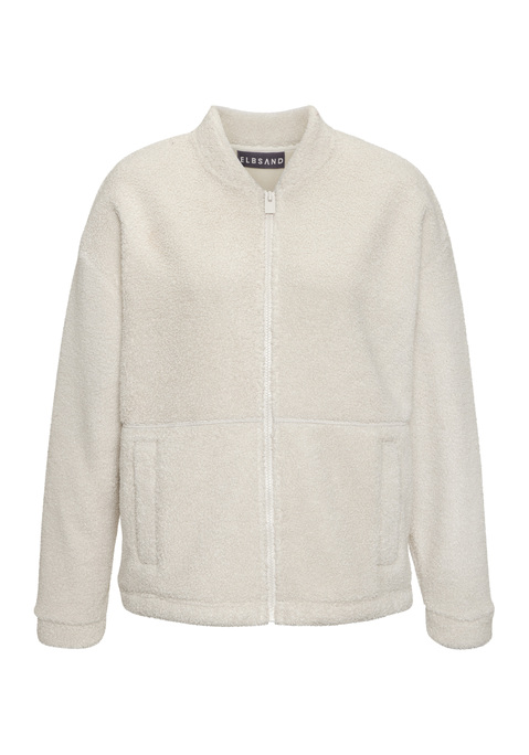 Bild: Fleecejacke von Elbsand: <h3>Fleecejacke mit College-Kragen für einen lässigen Look</h3>
<p>
Die Fleecejacke von <strong>Elbsand</strong>  besticht durch ihren stilvollen College-Kragen, der nicht nur optisch ansprechend ist, sondern auch einen lässigen Charakter verleiht. Die seitlichen Eingrifftaschen bieten praktischen Stauraum für kleine Gegenstände und setzen gleichzeitig einen modischen Akzent. Ein besonderes Highlight ist die Logostickerei auf der Rückseite, die der Jacke eine exklusive Note verleiht. Die Teilungsnaht auf der Vorderseite sorgt für eine optimale Passform und unterstreicht die hochwertige Verarbeitung dieser Jacke.
</p>

<h4>Hochwertige Materialien und Pflegehinweise</h4>
<p>
Die Fleecejacke überzeugt mit ihrem kuscheligen Material, das ein angenehmes Tragegefühl vermittelt. Sie eignet sich hervorragend für den Alltag und bietet eine bequeme Passform, die sich perfekt an den Körper anschmiegt.
</p>

<h4>Vielseitige Kombinationsmöglichkeiten für jeden Anlass</h4>
<p>
Die Fleecejacke lässt sich hervorragend zu verschiedenen Outfits kombinieren. In der Freizeit kann sie ideal zu einer Jeans und lässigen Sneakern getragen werden. Für Outdoor-Aktivitäten empfiehlt sich die Kombination mit einer bequemen Hose und robusten Stiefeln. Auch bei sportlichen Aktivitäten, wie Jogging oder Fitness, bietet sie den nötigen Komfort. Ergänzende Accessoires wie eine schicke Mütze oder ein stylischer Rucksack setzen modische Akzente und runden den Look ab.
</p>

<p>
Diese Fleecejacke ist die perfekte Wahl für Komfort und Stil!
</p>