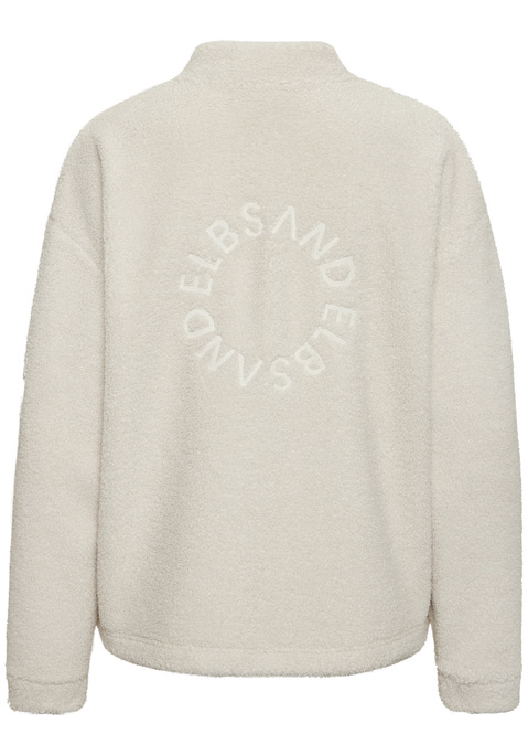 Bild: Fleecejacke von Elbsand: <h3>Fleecejacke mit College-Kragen für einen lässigen Look</h3>
<p>
Die Fleecejacke von <strong>Elbsand</strong>  besticht durch ihren stilvollen College-Kragen, der nicht nur optisch ansprechend ist, sondern auch einen lässigen Charakter verleiht. Die seitlichen Eingrifftaschen bieten praktischen Stauraum für kleine Gegenstände und setzen gleichzeitig einen modischen Akzent. Ein besonderes Highlight ist die Logostickerei auf der Rückseite, die der Jacke eine exklusive Note verleiht. Die Teilungsnaht auf der Vorderseite sorgt für eine optimale Passform und unterstreicht die hochwertige Verarbeitung dieser Jacke.
</p>

<h4>Hochwertige Materialien und Pflegehinweise</h4>
<p>
Die Fleecejacke überzeugt mit ihrem kuscheligen Material, das ein angenehmes Tragegefühl vermittelt. Sie eignet sich hervorragend für den Alltag und bietet eine bequeme Passform, die sich perfekt an den Körper anschmiegt.
</p>

<h4>Vielseitige Kombinationsmöglichkeiten für jeden Anlass</h4>
<p>
Die Fleecejacke lässt sich hervorragend zu verschiedenen Outfits kombinieren. In der Freizeit kann sie ideal zu einer Jeans und lässigen Sneakern getragen werden. Für Outdoor-Aktivitäten empfiehlt sich die Kombination mit einer bequemen Hose und robusten Stiefeln. Auch bei sportlichen Aktivitäten, wie Jogging oder Fitness, bietet sie den nötigen Komfort. Ergänzende Accessoires wie eine schicke Mütze oder ein stylischer Rucksack setzen modische Akzente und runden den Look ab.
</p>

<p>
Diese Fleecejacke ist die perfekte Wahl für Komfort und Stil!
</p>