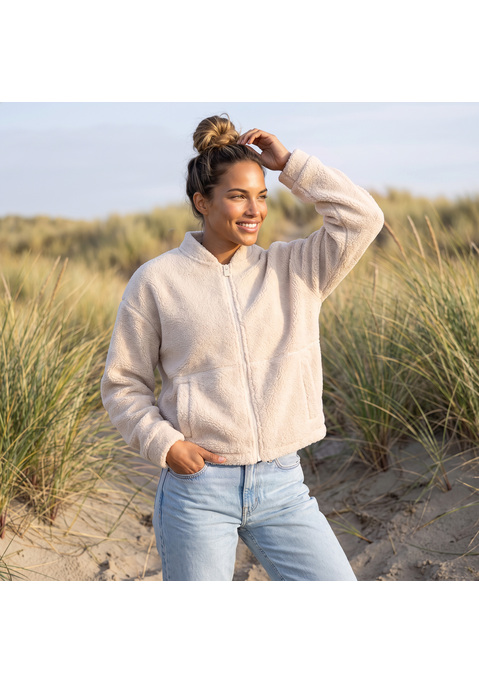 Bild: Fleecejacke von Elbsand: <h3>Fleecejacke mit College-Kragen für einen lässigen Look</h3>
<p>
Die Fleecejacke von <strong>Elbsand</strong>  besticht durch ihren stilvollen College-Kragen, der nicht nur optisch ansprechend ist, sondern auch einen lässigen Charakter verleiht. Die seitlichen Eingrifftaschen bieten praktischen Stauraum für kleine Gegenstände und setzen gleichzeitig einen modischen Akzent. Ein besonderes Highlight ist die Logostickerei auf der Rückseite, die der Jacke eine exklusive Note verleiht. Die Teilungsnaht auf der Vorderseite sorgt für eine optimale Passform und unterstreicht die hochwertige Verarbeitung dieser Jacke.
</p>

<h4>Hochwertige Materialien und Pflegehinweise</h4>
<p>
Die Fleecejacke überzeugt mit ihrem kuscheligen Material, das ein angenehmes Tragegefühl vermittelt. Sie eignet sich hervorragend für den Alltag und bietet eine bequeme Passform, die sich perfekt an den Körper anschmiegt.
</p>

<h4>Vielseitige Kombinationsmöglichkeiten für jeden Anlass</h4>
<p>
Die Fleecejacke lässt sich hervorragend zu verschiedenen Outfits kombinieren. In der Freizeit kann sie ideal zu einer Jeans und lässigen Sneakern getragen werden. Für Outdoor-Aktivitäten empfiehlt sich die Kombination mit einer bequemen Hose und robusten Stiefeln. Auch bei sportlichen Aktivitäten, wie Jogging oder Fitness, bietet sie den nötigen Komfort. Ergänzende Accessoires wie eine schicke Mütze oder ein stylischer Rucksack setzen modische Akzente und runden den Look ab.
</p>

<p>
Diese Fleecejacke ist die perfekte Wahl für Komfort und Stil!
</p>