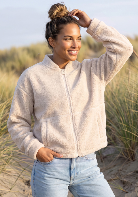 Bild: Fleecejacke von Elbsand: <h3>Fleecejacke mit College-Kragen für einen lässigen Look</h3>
<p>
Die Fleecejacke von <strong>Elbsand</strong>  besticht durch ihren stilvollen College-Kragen, der nicht nur optisch ansprechend ist, sondern auch einen lässigen Charakter verleiht. Die seitlichen Eingrifftaschen bieten praktischen Stauraum für kleine Gegenstände und setzen gleichzeitig einen modischen Akzent. Ein besonderes Highlight ist die Logostickerei auf der Rückseite, die der Jacke eine exklusive Note verleiht. Die Teilungsnaht auf der Vorderseite sorgt für eine optimale Passform und unterstreicht die hochwertige Verarbeitung dieser Jacke.
</p>

<h4>Hochwertige Materialien und Pflegehinweise</h4>
<p>
Die Fleecejacke überzeugt mit ihrem kuscheligen Material, das ein angenehmes Tragegefühl vermittelt. Sie eignet sich hervorragend für den Alltag und bietet eine bequeme Passform, die sich perfekt an den Körper anschmiegt.
</p>

<h4>Vielseitige Kombinationsmöglichkeiten für jeden Anlass</h4>
<p>
Die Fleecejacke lässt sich hervorragend zu verschiedenen Outfits kombinieren. In der Freizeit kann sie ideal zu einer Jeans und lässigen Sneakern getragen werden. Für Outdoor-Aktivitäten empfiehlt sich die Kombination mit einer bequemen Hose und robusten Stiefeln. Auch bei sportlichen Aktivitäten, wie Jogging oder Fitness, bietet sie den nötigen Komfort. Ergänzende Accessoires wie eine schicke Mütze oder ein stylischer Rucksack setzen modische Akzente und runden den Look ab.
</p>

<p>
Diese Fleecejacke ist die perfekte Wahl für Komfort und Stil!
</p>