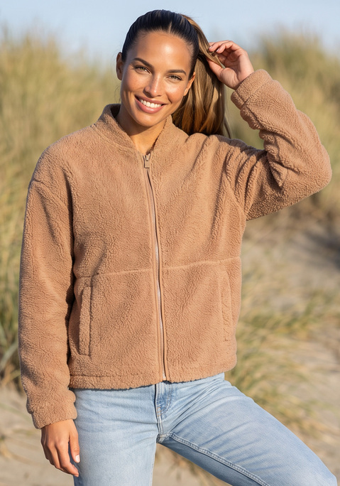 Bild: Fleecejacke von Elbsand: <h3>Fleecejacke mit College-Kragen für einen lässigen Look</h3>
<p>
Die Fleecejacke von <strong>Elbsand</strong>  besticht durch ihren stilvollen College-Kragen, der nicht nur optisch ansprechend ist, sondern auch einen lässigen Charakter verleiht. Die seitlichen Eingrifftaschen bieten praktischen Stauraum für kleine Gegenstände und setzen gleichzeitig einen modischen Akzent. Ein besonderes Highlight ist die Logostickerei auf der Rückseite, die der Jacke eine exklusive Note verleiht. Die Teilungsnaht auf der Vorderseite sorgt für eine optimale Passform und unterstreicht die hochwertige Verarbeitung dieser Jacke.
</p>

<h4>Hochwertige Materialien und Pflegehinweise</h4>
<p>
Die Fleecejacke überzeugt mit ihrem kuscheligen Material, das ein angenehmes Tragegefühl vermittelt. Sie eignet sich hervorragend für den Alltag und bietet eine bequeme Passform, die sich perfekt an den Körper anschmiegt.
</p>

<h4>Vielseitige Kombinationsmöglichkeiten für jeden Anlass</h4>
<p>
Die Fleecejacke lässt sich hervorragend zu verschiedenen Outfits kombinieren. In der Freizeit kann sie ideal zu einer Jeans und lässigen Sneakern getragen werden. Für Outdoor-Aktivitäten empfiehlt sich die Kombination mit einer bequemen Hose und robusten Stiefeln. Auch bei sportlichen Aktivitäten, wie Jogging oder Fitness, bietet sie den nötigen Komfort. Ergänzende Accessoires wie eine schicke Mütze oder ein stylischer Rucksack setzen modische Akzente und runden den Look ab.
</p>

<p>
Diese Fleecejacke ist die perfekte Wahl für Komfort und Stil!
</p>
