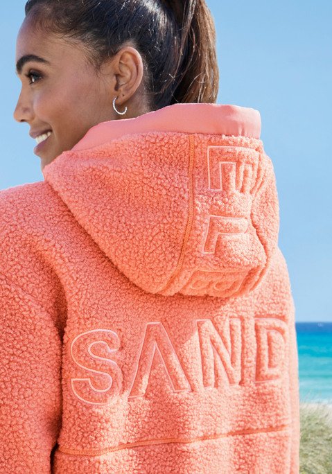 Bild: Fleecejacke von Elbsand: Kuschelige Teddyfleecejacke von Elbsand. Mit Kapuze und geteilter Kängurutasche. Große Labelstickerei hinten. Angesetzte Bündchen an Ärmeln und Saum. Markante Teilungsnaht am Rücken. Durchgehender Reißverschluss. Kuschelige Qualität.