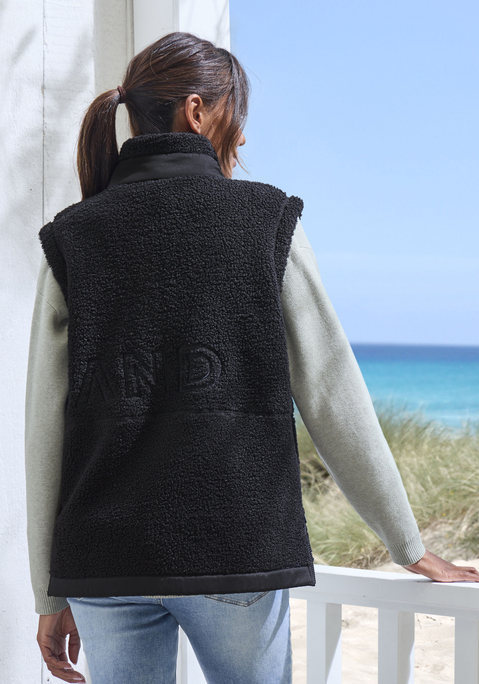 Bild: Fleeceweste von Elbsand: Fleeceweste aus Teddyplüsch von Elbsand. Mit hohem Kragen. Schriftzug-Stickerei vorn und hinten. Reißverschlüsse seitlich am Saum. Eingrifftaschen vorn. Weiche Fleece-Qualität.