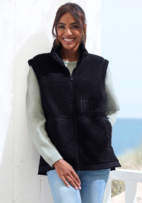 Bild: Fleeceweste von Elbsand: Fleeceweste aus Teddyplüsch von Elbsand. Mit hohem Kragen. Schriftzug-Stickerei vorn und hinten. Reißverschlüsse seitlich am Saum. Eingrifftaschen vorn. Weiche Fleece-Qualität.