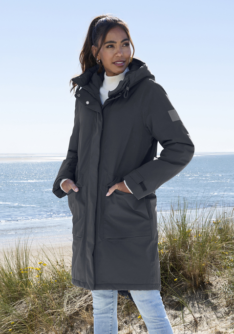 Bild: Winterjacke von Elbsand: Etwas längerer Parka von Elbsand. Stehkragen und Kapuze mit Tunnelzug zum individuellen Verstellen der Weite. Geräumige aufgesetzte Pattentaschen. Verdeckter Reißverschluss vorn. Appliziertes Logo am linken Ärmel. Optimal bei windigem, kühlem Wetter. Angenehmes Material.