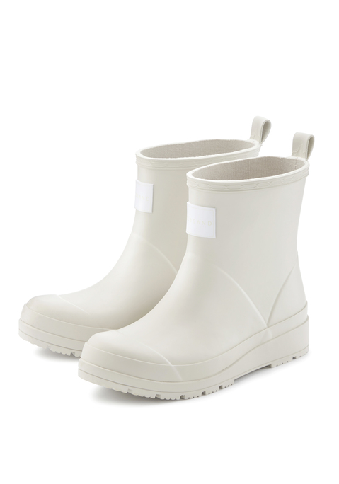 Bild: Gummistiefelette von Elbsand: <h3>Stilvolle Gummistiefeletten von <strong>Elbsand</strong>: der perfekte Begleiter für jedes Wetter</h3>
<p>
Die wasserdichten Gummistiefeletten von <strong>Elbsand</strong> bestechen durch ihr modisches Design mit einer ansprechenden Profilsohle. Diese Schuhe sind nicht nur funktional, sondern setzen auch modische Akzente. Ihre matte Optik verleiht einen lässigen Look, der sich vielseitig kombinieren lässt. Ideal für alle, die Stil und Praktikabilität in einem suchen!
</p>

<h4>Komfort und Funktionalität für jeden Tag</h4>
<p>
Diese Gummistiefeletten bieten einen hervorragenden Tragekomfort dank der leichten Sohle und der herausnehmbaren Innensohle, die Platz für individuelle Einlagen schafft. Zudem passen sie hervorragend zu Jeans und Outdoor-Kleidung, was sie zu einer idealen Wahl für den Alltag macht. Pflegeleicht und vielseitig, sind sie der perfekte Begleiter für jedes Abenteuer.
</p>

<h4>Vielseitige Kombinationsmöglichkeiten für jeden Anlass</h4>
<p>
Die Gummistiefel kann man mit lässigen Jeans und einem Oversized-Pullover für einen entspannten Freizeitlook kombinieren. An regnerischen Tagen sind sie die optimale Wahl für Ausflüge ins Grüne oder beim Stadtbummel.
</p>
<p>
Die Gummistiefeletten von <strong>Elbsand</strong>  zeigen, wie bequem und stylisch Funktionalität sein kann!
</p>