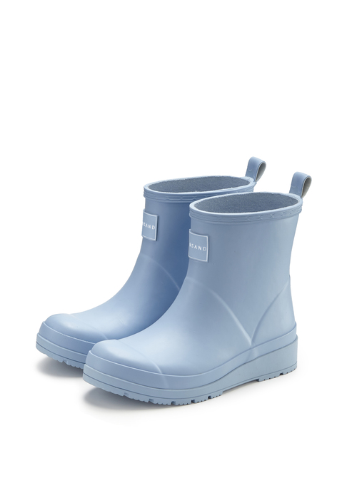 Bild: Gummistiefelette von Elbsand: <h3>Stilvolle Gummistiefeletten von <strong>Elbsand</strong>: der perfekte Begleiter für jedes Wetter</h3>
<p>
Die wasserdichten Gummistiefeletten von <strong>Elbsand</strong> bestechen durch ihr modisches Design mit einer ansprechenden Profilsohle. Diese Schuhe sind nicht nur funktional, sondern setzen auch modische Akzente. Ihre matte Optik verleiht einen lässigen Look, der sich vielseitig kombinieren lässt. Ideal für alle, die Stil und Praktikabilität in einem suchen!
</p>

<h4>Komfort und Funktionalität für jeden Tag</h4>
<p>
Diese Gummistiefeletten bieten einen hervorragenden Tragekomfort dank der leichten Sohle und der herausnehmbaren Innensohle, die Platz für individuelle Einlagen schafft. Zudem passen sie hervorragend zu Jeans und Outdoor-Kleidung, was sie zu einer idealen Wahl für den Alltag macht. Pflegeleicht und vielseitig, sind sie der perfekte Begleiter für jedes Abenteuer.
</p>

<h4>Vielseitige Kombinationsmöglichkeiten für jeden Anlass</h4>
<p>
Die Gummistiefel kann man mit lässigen Jeans und einem Oversized-Pullover für einen entspannten Freizeitlook kombinieren. An regnerischen Tagen sind sie die optimale Wahl für Ausflüge ins Grüne oder beim Stadtbummel.
</p>
<p>
Die Gummistiefeletten von <strong>Elbsand</strong>  zeigen, wie bequem und stylisch Funktionalität sein kann!
</p>