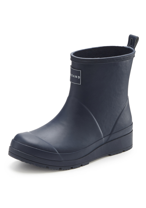 Bild: Gummistiefelette von Elbsand: <h3>Stilvolle Gummistiefeletten von <strong>Elbsand</strong>: der perfekte Begleiter für jedes Wetter</h3>
<p>
Die wasserdichten Gummistiefeletten von <strong>Elbsand</strong> bestechen durch ihr modisches Design mit einer ansprechenden Profilsohle. Diese Schuhe sind nicht nur funktional, sondern setzen auch modische Akzente. Ihre matte Optik verleiht einen lässigen Look, der sich vielseitig kombinieren lässt. Ideal für alle, die Stil und Praktikabilität in einem suchen!
</p>

<h4>Komfort und Funktionalität für jeden Tag</h4>
<p>
Diese Gummistiefeletten bieten einen hervorragenden Tragekomfort dank der leichten Sohle und der herausnehmbaren Innensohle, die Platz für individuelle Einlagen schafft. Zudem passen sie hervorragend zu Jeans und Outdoor-Kleidung, was sie zu einer idealen Wahl für den Alltag macht. Pflegeleicht und vielseitig, sind sie der perfekte Begleiter für jedes Abenteuer.
</p>

<h4>Vielseitige Kombinationsmöglichkeiten für jeden Anlass</h4>
<p>
Die Gummistiefel kann man mit lässigen Jeans und einem Oversized-Pullover für einen entspannten Freizeitlook kombinieren. An regnerischen Tagen sind sie die optimale Wahl für Ausflüge ins Grüne oder beim Stadtbummel.
</p>
<p>
Die Gummistiefeletten von <strong>Elbsand</strong>  zeigen, wie bequem und stylisch Funktionalität sein kann!
</p>