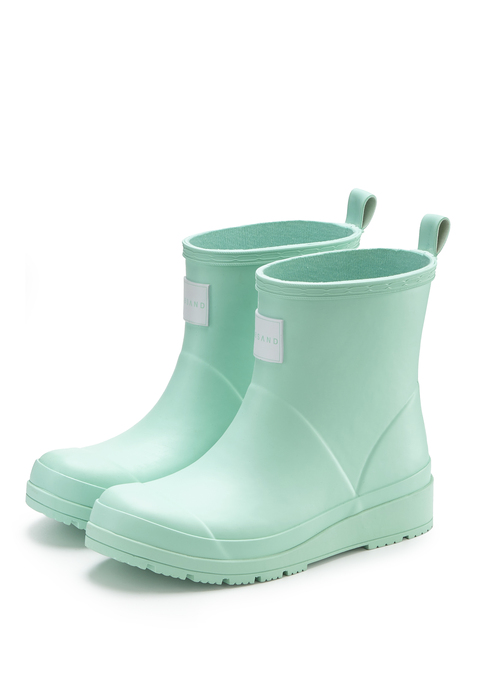 Bild: Gummistiefelette von Elbsand: <h3>Stilvolle Gummistiefeletten von <strong>Elbsand</strong>: der perfekte Begleiter für jedes Wetter</h3>
<p>
Die wasserdichten Gummistiefeletten von <strong>Elbsand</strong> bestechen durch ihr modisches Design mit einer ansprechenden Profilsohle. Diese Schuhe sind nicht nur funktional, sondern setzen auch modische Akzente. Ihre matte Optik verleiht einen lässigen Look, der sich vielseitig kombinieren lässt. Ideal für alle, die Stil und Praktikabilität in einem suchen!
</p>

<h4>Komfort und Funktionalität für jeden Tag</h4>
<p>
Diese Gummistiefeletten bieten einen hervorragenden Tragekomfort dank der leichten Sohle und der herausnehmbaren Innensohle, die Platz für individuelle Einlagen schafft. Zudem passen sie hervorragend zu Jeans und Outdoor-Kleidung, was sie zu einer idealen Wahl für den Alltag macht. Pflegeleicht und vielseitig, sind sie der perfekte Begleiter für jedes Abenteuer.
</p>

<h4>Vielseitige Kombinationsmöglichkeiten für jeden Anlass</h4>
<p>
Die Gummistiefel kann man mit lässigen Jeans und einem Oversized-Pullover für einen entspannten Freizeitlook kombinieren. An regnerischen Tagen sind sie die optimale Wahl für Ausflüge ins Grüne oder beim Stadtbummel.
</p>
<p>
Die Gummistiefeletten von <strong>Elbsand</strong>  zeigen, wie bequem und stylisch Funktionalität sein kann!
</p>