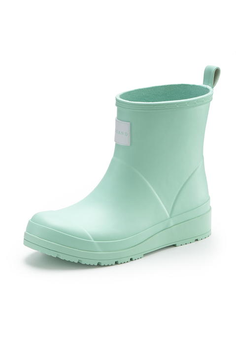 Bild: Gummistiefelette von Elbsand: <h3>Stilvolle Gummistiefeletten von <strong>Elbsand</strong>: der perfekte Begleiter für jedes Wetter</h3>
<p>
Die wasserdichten Gummistiefeletten von <strong>Elbsand</strong> bestechen durch ihr modisches Design mit einer ansprechenden Profilsohle. Diese Schuhe sind nicht nur funktional, sondern setzen auch modische Akzente. Ihre matte Optik verleiht einen lässigen Look, der sich vielseitig kombinieren lässt. Ideal für alle, die Stil und Praktikabilität in einem suchen!
</p>

<h4>Komfort und Funktionalität für jeden Tag</h4>
<p>
Diese Gummistiefeletten bieten einen hervorragenden Tragekomfort dank der leichten Sohle und der herausnehmbaren Innensohle, die Platz für individuelle Einlagen schafft. Zudem passen sie hervorragend zu Jeans und Outdoor-Kleidung, was sie zu einer idealen Wahl für den Alltag macht. Pflegeleicht und vielseitig, sind sie der perfekte Begleiter für jedes Abenteuer.
</p>

<h4>Vielseitige Kombinationsmöglichkeiten für jeden Anlass</h4>
<p>
Die Gummistiefel kann man mit lässigen Jeans und einem Oversized-Pullover für einen entspannten Freizeitlook kombinieren. An regnerischen Tagen sind sie die optimale Wahl für Ausflüge ins Grüne oder beim Stadtbummel.
</p>
<p>
Die Gummistiefeletten von <strong>Elbsand</strong>  zeigen, wie bequem und stylisch Funktionalität sein kann!
</p>