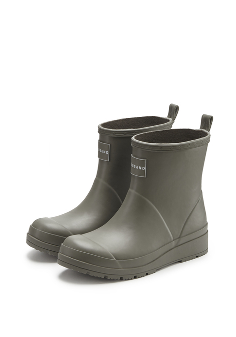 Bild: Gummistiefelette von Elbsand: <h3>Stilvolle Gummistiefeletten von <strong>Elbsand</strong>: der perfekte Begleiter für jedes Wetter</h3>
<p>
Die wasserdichten Gummistiefeletten von <strong>Elbsand</strong> bestechen durch ihr modisches Design mit einer ansprechenden Profilsohle. Diese Schuhe sind nicht nur funktional, sondern setzen auch modische Akzente. Ihre matte Optik verleiht einen lässigen Look, der sich vielseitig kombinieren lässt. Ideal für alle, die Stil und Praktikabilität in einem suchen!
</p>

<h4>Komfort und Funktionalität für jeden Tag</h4>
<p>
Diese Gummistiefeletten bieten einen hervorragenden Tragekomfort dank der leichten Sohle und der herausnehmbaren Innensohle, die Platz für individuelle Einlagen schafft. Zudem passen sie hervorragend zu Jeans und Outdoor-Kleidung, was sie zu einer idealen Wahl für den Alltag macht. Pflegeleicht und vielseitig, sind sie der perfekte Begleiter für jedes Abenteuer.
</p>

<h4>Vielseitige Kombinationsmöglichkeiten für jeden Anlass</h4>
<p>
Die Gummistiefel kann man mit lässigen Jeans und einem Oversized-Pullover für einen entspannten Freizeitlook kombinieren. An regnerischen Tagen sind sie die optimale Wahl für Ausflüge ins Grüne oder beim Stadtbummel.
</p>
<p>
Die Gummistiefeletten von <strong>Elbsand</strong>  zeigen, wie bequem und stylisch Funktionalität sein kann!
</p>