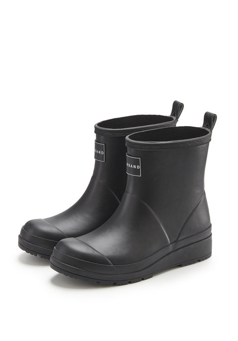 Bild: Gummistiefelette von Elbsand: <h3>Stilvolle Gummistiefeletten von <strong>Elbsand</strong>: der perfekte Begleiter für jedes Wetter</h3>
<p>
Die wasserdichten Gummistiefeletten von <strong>Elbsand</strong> bestechen durch ihr modisches Design mit einer ansprechenden Profilsohle. Diese Schuhe sind nicht nur funktional, sondern setzen auch modische Akzente. Ihre matte Optik verleiht einen lässigen Look, der sich vielseitig kombinieren lässt. Ideal für alle, die Stil und Praktikabilität in einem suchen!
</p>

<h4>Komfort und Funktionalität für jeden Tag</h4>
<p>
Diese Gummistiefeletten bieten einen hervorragenden Tragekomfort dank der leichten Sohle und der herausnehmbaren Innensohle, die Platz für individuelle Einlagen schafft. Zudem passen sie hervorragend zu Jeans und Outdoor-Kleidung, was sie zu einer idealen Wahl für den Alltag macht. Pflegeleicht und vielseitig, sind sie der perfekte Begleiter für jedes Abenteuer.
</p>

<h4>Vielseitige Kombinationsmöglichkeiten für jeden Anlass</h4>
<p>
Die Gummistiefel kann man mit lässigen Jeans und einem Oversized-Pullover für einen entspannten Freizeitlook kombinieren. An regnerischen Tagen sind sie die optimale Wahl für Ausflüge ins Grüne oder beim Stadtbummel.
</p>
<p>
Die Gummistiefeletten von <strong>Elbsand</strong>  zeigen, wie bequem und stylisch Funktionalität sein kann!
</p>