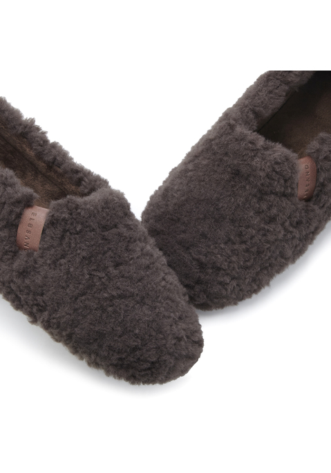 Bild: Hausschuh von Elbsand: Hausschuh von ELBSAND. Made in Spain. Obermaterial, Futter und Decksohle aus Polyester. Laufsohle aus Synthetik.