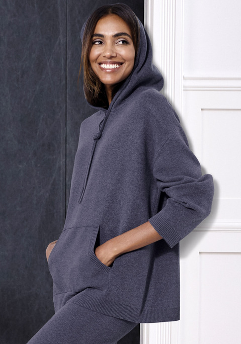 Bild: Hoodie von Elbsand: Weicher Strick-Hoodie von Elbsand. Mit eingestricktem Markenschriftzug hinten. Lange Ärmel mit überschnittenen Schulternähten. Aufgesetzte Kängurutasche vorn. Lockere Passform. Angenehm zu tragende Strickware mit hohem Viskose-Anteil.