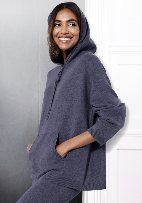 Bild: Hoodie von Elbsand: Weicher Strick-Hoodie von Elbsand. Mit eingestricktem Markenschriftzug hinten. Lange Ärmel mit überschnittenen Schulternähten. Aufgesetzte Kängurutasche vorn. Lockere Passform. Angenehm zu tragende Strickware mit hohem Viskose-Anteil.