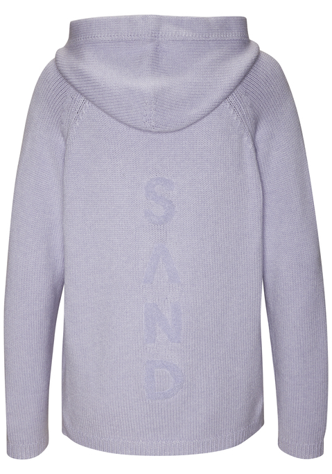 Bild: Kapuzenpullover von Elbsand: <h3>Weicher Kapuzenpullover für stilvolle Outfits</h3>
<p>
Der Kapuzenpullover von <strong>Elbsand</strong> kombiniert Eleganz und Komfort in einem einzigartigen Design. Mit seiner weichen Strickqualität und der raffinierten Kapuze bietet dieser Pullover nicht nur Wärme, sondern auch einen Hauch von Stil. Die langen Raglanärmel und die dezente Logoapplikation verleihen dem Kleidungsstück eine besondere Note, während der gerade Saum mit kleinen seitlichen Schlitzen für eine lässige Silhouette sorgt. 
</p>

<h4>Artikelbeschreibung und Pflegehinweise</h4>
<p>
Der figurumspielende Hoodie ist ideal für modebewusste Frauen. Die unifarbene Optik ermöglicht vielseitige Kombinationen, während der pflegeleichte Stoff Maschinenwäsche verträgt. Auch der Tragekomfort kommt nicht zu kurz, da die weiche Beschaffenheit des Materials ein angenehmes Hautgefühl garantiert.
</p>

<h4>Outfit-Tipps und Anlässe</h4>
<p>
Der Kapuzenpullover von <strong>Elbsand</strong> ist perfekt für lässige Freizeitlooks und eignet sich hervorragend für Outdoor-Aktivitäten oder entspannte Tage zu Hause. Kombiniert mit einer Jeans und trendigen Sneakern entsteht ein angesagtes Streetwear-Outfit. Auch zu sportlichen Aktivitäten wie Jogging oder Fitness ist dieser Pulli eine hervorragende Wahl, da er sowohl Bewegungsfreiheit als auch Stil bietet. 
</p>
<p>Mit diesem Kapuzenpullover von <strong>Elbsand</strong> wird jeder Tag zum modischen Highlight.</p>
```

### CS-Angebotstext:

Der kuschelige Kapuzenpullover von **<strong>Elbsand</strong>** überzeugt durch sein hervorragendes Tragegefühl und kombiniert stilvolle Details mit maximalem Komfort. Dieser strickgefertigte Pullover ist der ideale Begleiter für jede Gelegenheit und setzt auf eine weiche Haptik, die sofort ins Auge fällt.

Der figurumspielende Schnitt bietet nicht nur eine optimale Passform, sondern auch Bewegungsfreiheit. Die langen Raglanärmel und die dezente Logoapplikation verleihen dem Pullover eine besondere Eleganz, während die seitlichen Schlitze am Saum für eine lässige Silhouette sorgen. Die unifarbene Optik ermöglicht vielseitige Kombinationen, sodass der Pullover sowohl in der Freizeit als auch bei sportlichen Aktivitäten getragen werden kann. 

Ein hervorragendes Pflegeangebot rundet das Gesamtpaket ab, da der Pullover maschinenwaschbar ist und somit unkompliziert in der Handhabung bleibt. Die Verwendung hochwertiger Materialien sorgt dafür, dass der Kapuzenpullover auch nach häufigem Tragen und Waschen seine Form und Farbe behält.

Der Kapuzenpullover von **<strong>Elbsand</strong>** ist die perfekte Wahl für alle, die Wert auf Stil und Komfort legen – ein Must-Have für die Garderobe, das jeden Tag zu einem modischen Highlight macht.
