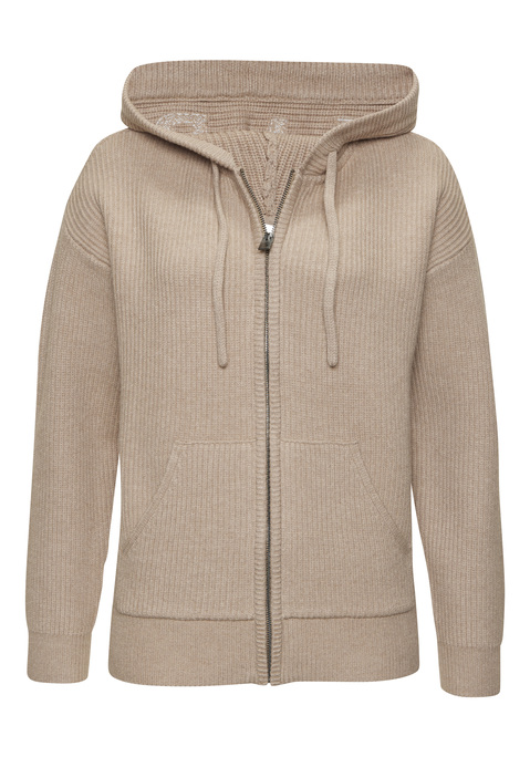 Bild: Kapuzenstrickjacke von Elbsand: <h3>Die perfekte Kapuzenstrickjacke für entspannte Momente</h3>
<p>
Die Kapuzenstrickjacke von <strong>Elbsand</strong> vereint Funktionalität und Stil in einem einzigartigen Design. Die große Kapuze und die praktischen Eingrifftaschen machen dieses Oberteil zum idealen Begleiter für jeden Tag. Der extraweiche Strick bietet nicht nur ein angenehmes Tragegefühl, sondern hebt sich auch durch die stilvolle Logoapplikation aus Frottee an Kapuze und Rücken hervor. Diese Details verleihen der Jacke einen besonderen Charakter und machen sie zu einem Must-have in jeder Garderobe.
</p>

<h4>Hochwertige Materialien und durchdachte Passform</h4>
<p>
Die figurumspielende Passform sorgt für eine schmeichelhafte Silhouette, während die langen Ärmel zusätzlichen Komfort bieten. Diese vielseitige Jacke ist schlicht unifarben gehalten, was sie leicht kombinierbar macht. Dank der Verwendung eines speziellen Materialmixes ist die Jacke nicht nur besonders weich, sondern auch pflegeleicht und für die Maschinenwäsche geeignet. 

<h4>Stylische Kombinationen für verschiedene Anlässe</h4>
<p>
Die Kapuzenstrickjacke eignet sich hervorragend für lässige Freizeitoutfits und sportliche Aktivitäten. Sie lässt sich wunderbar mit schlichten Jeans und Sneakers kombinieren, perfekt für einen entspannten Stadtbummel. Auch in Kombination mit Leggings und sportlichen Schuhen ist sie ideal für das Training im Fitnessstudio oder beim Joggen im Park. Ob beim Entspannen zu Hause oder beim Outdoor-Work-out, diese Jacke bietet stets den nötigen Komfort und Stil. Accessoires wie eine Beanie oder eine Crossbody-Tasche runden das Outfit harmonisch ab.
</p>
<p>
Diese Kapuzenstrickjacke von <strong>Elbsand</strong> bringt Stil und Komfort in den Alltag – eine unverzichtbare Ergänzung für jede Garderobe!
</p>