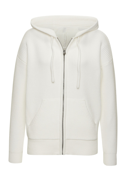 Bild: Kapuzenstrickjacke von Elbsand: <h3>Die perfekte Kapuzenstrickjacke für entspannte Momente</h3>
<p>
Die Kapuzenstrickjacke von <strong>Elbsand</strong> vereint Funktionalität und Stil in einem einzigartigen Design. Die große Kapuze und die praktischen Eingrifftaschen machen dieses Oberteil zum idealen Begleiter für jeden Tag. Der extraweiche Strick bietet nicht nur ein angenehmes Tragegefühl, sondern hebt sich auch durch die stilvolle Logoapplikation aus Frottee an Kapuze und Rücken hervor. Diese Details verleihen der Jacke einen besonderen Charakter und machen sie zu einem Must-have in jeder Garderobe.
</p>

<h4>Hochwertige Materialien und durchdachte Passform</h4>
<p>
Die figurumspielende Passform sorgt für eine schmeichelhafte Silhouette, während die langen Ärmel zusätzlichen Komfort bieten. Diese vielseitige Jacke ist schlicht unifarben gehalten, was sie leicht kombinierbar macht. Dank der Verwendung eines speziellen Materialmixes ist die Jacke nicht nur besonders weich, sondern auch pflegeleicht und für die Maschinenwäsche geeignet. 

<h4>Stylische Kombinationen für verschiedene Anlässe</h4>
<p>
Die Kapuzenstrickjacke eignet sich hervorragend für lässige Freizeitoutfits und sportliche Aktivitäten. Sie lässt sich wunderbar mit schlichten Jeans und Sneakers kombinieren, perfekt für einen entspannten Stadtbummel. Auch in Kombination mit Leggings und sportlichen Schuhen ist sie ideal für das Training im Fitnessstudio oder beim Joggen im Park. Ob beim Entspannen zu Hause oder beim Outdoor-Work-out, diese Jacke bietet stets den nötigen Komfort und Stil. Accessoires wie eine Beanie oder eine Crossbody-Tasche runden das Outfit harmonisch ab.
</p>
<p>
Diese Kapuzenstrickjacke von <strong>Elbsand</strong> bringt Stil und Komfort in den Alltag – eine unverzichtbare Ergänzung für jede Garderobe!
</p>