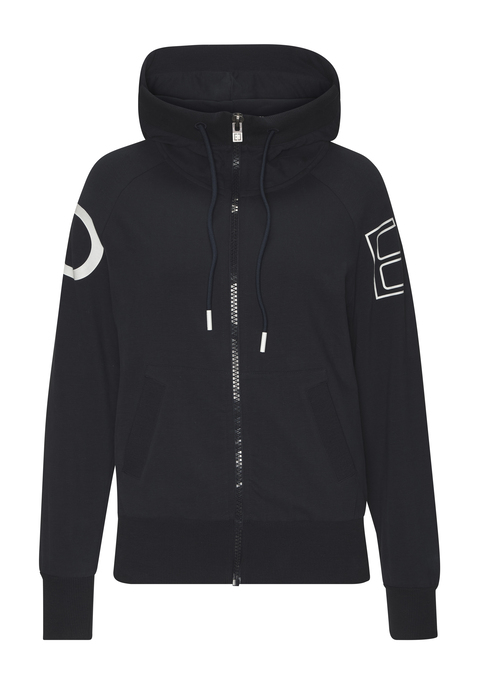 Bild: Kapuzensweatjacke von Elbsand: <h3>Einzigartiger Stil und Komfort mit <strong>Elbsand</strong></h3>
<p>
Das stylische Kapuzensweatshirt von <strong>Elbsand</strong> ist der perfekte Begleiter für entspannte Tage und aktive Freizeit. Dieser Sweater überzeugt durch seine exklusive Optik und die geschmackvolle Farbgebung. Die Kombination aus hochwertigem Material und durchdachtem Design sorgt dafür, dass er sowohl im Alltag als auch bei besonderen Anlässen hervorsticht.
</p>

<h4>Detailreiche Artikeldetails und Pflegehinweise</h4>
<p>
Das Kapuzensweatshirt bietet eine optimale Passform, die sich sanft an den Körper anschmiegt, ohne die Bewegungsfreiheit einzuschränken. Es ist ideal für entspannte Stunden am Strand oder gemütliche Abende mit Freunden. Für eine lange Lebensdauer und anhaltenden Tragekomfort wird empfohlen, das Kleidungsstück bei niedrigen Temperaturen zu waschen.
</p>

<h4>Vielseitige Outfit-Tipps für jeden Anlass</h4>
<p>
Dieses Sweatshirt lässt sich hervorragend mit lässigen Jeans oder Shorts kombinieren und ist die perfekte Wahl für Streetwear-Looks. Auch beim Sport, sei es im Fitnessstudio oder beim Laufen, ist das Sweatshirt eine ideale Wahl, um Stil und Funktionalität zu vereinen.
</p>

<p>
Mit diesem Kapuzensweatshirt von <strong>Elbsand</strong> wird jeder Tag zum modischen Highlight und sorgt für ein rundum gutes Gefühl!
</p>
