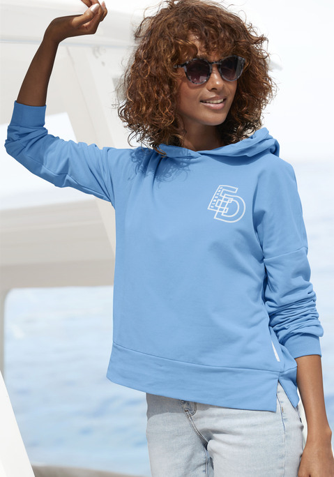 Bild: Kapuzensweatshirt von Elbsand: Kombistarker Hoodie von Elbsand mit gefütterter Kapuze. Kleiner Markendruck vorn, großer Logoprint auf der Rückseite. Angesetzte Rippbündchen und Seitennahtschlitze. Lässige Passform mit überschnittenen Schultern. Weiche Sweatware.