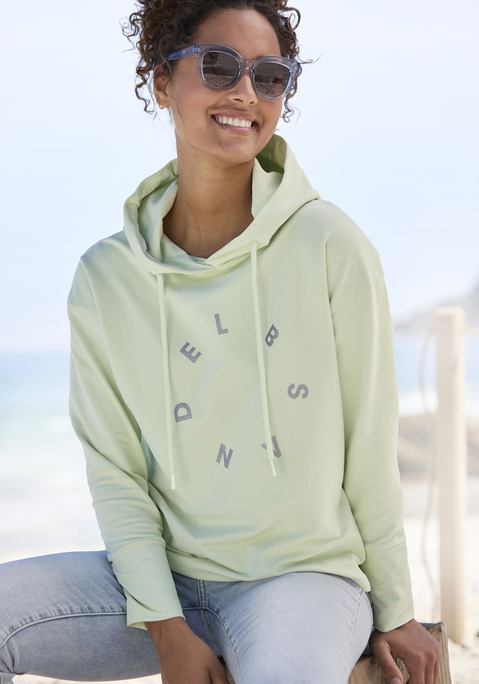 Bild: Kapuzensweatshirt von Elbsand: Bequemer Hoodie von Elbsand mit leicht glänzendem Labelprint vorn. Überschnittene Schultern. Gefütterte Kapuze. Breite Bündchen am Ärmel. Toll zu Jeans und Shorts. Weiche, innen angeraute Sweatware.