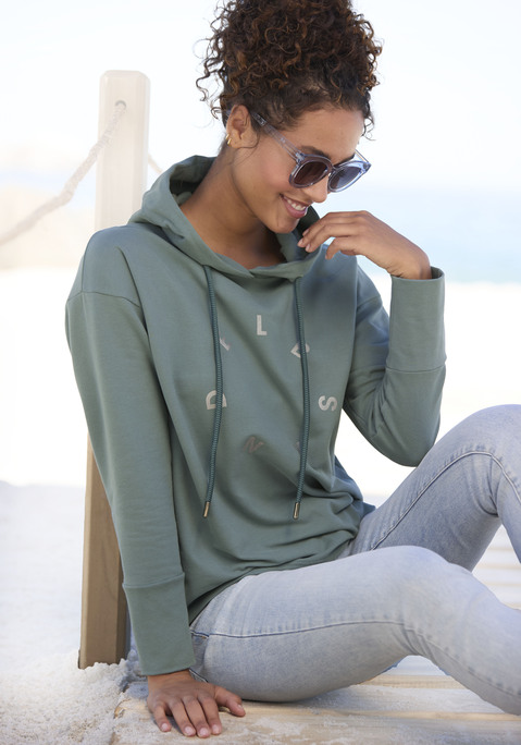 Bild: Kapuzensweatshirt von Elbsand: Bequemer Hoodie von Elbsand mit leicht glänzendem Labelprint vorn. Überschnittene Schultern. Gefütterte Kapuze. Breite Bündchen am Ärmel. Toll zu Jeans und Shorts. Weiche, innen angeraute Sweatware.