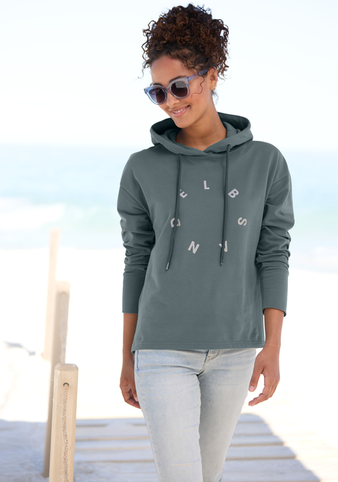 Bild: Kapuzensweatshirt von Elbsand: Bequemer Hoodie von Elbsand mit leicht glänzendem Labelprint vorn. Überschnittene Schultern. Gefütterte Kapuze. Breite Bündchen am Ärmel. Toll zu Jeans und Shorts. Weiche, innen angeraute Sweatware.
