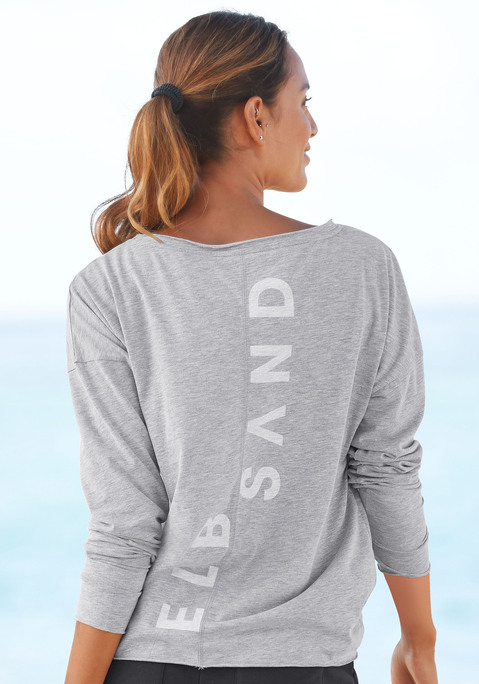 Bild: Langarmshirt von Elbsand: Legeres Rundhalsshirt von Elbsand mit langen Ärmeln. Rollkante. Lässig überschnittene Schultern. Rücken mit Teilungsnaht und großem Logodruck. Saumabschlüsse offen. Komplettiert Loungewear Outfits. Aus weichem Baumwollmix.