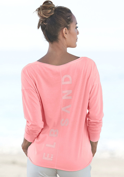 Bild: Langarmshirt von Elbsand: Shirt von ELBSAND mit großem Logoprint und Teilungsnaht auf dem Rücken. Überschnittene Schultern und lange Ärmel. Länge ca. 62 cm. Aus 50% Baumwolle, 50% Polyester.