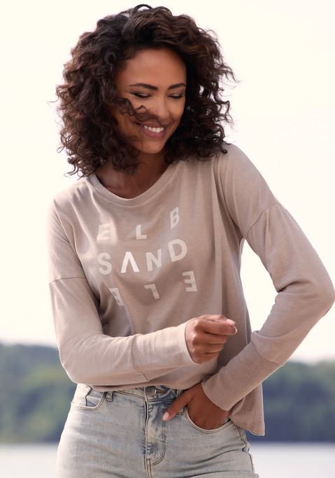 Bild: Longsleeve von Elbsand: Lässiges Longsleeve von Elbsand. Besonderes Feature: der Logodruck vorne. Mit überschnittenen Schultern und langen Ärmeln mit breiten Bündchen. Komfortabler Tragekomfort dank weicher Baumwollmischung.