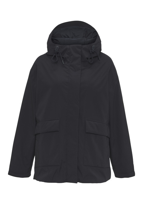 Bild: Parka von Elbsand: <h3>Der perfekte Begleiter für jede Jahreszeit: der wattierte Parka von <strong>Elbsand</strong></h3>
<p>
Der wattierte Parka von <strong>Elbsand</strong> vereint Funktionalität und Stil in einem einzigartigen Design. Mit seiner verstellbaren Kapuze und dem anpassbaren Saum bietet dieser Parka nicht nur optimalen Schutz vor Wind und Wetter, sondern auch eine individuelle Passform. Die Pattentaschen mit zusätzlicher seitlicher Tasche sorgen dafür, dass wichtige Utensilien immer griffbereit sind, während der Logodruck auf der Rückseite und am Ärmel dem Modell eine modische Note verleiht.
</p>

<h4>Vielseitige Details für jeden Tag</h4>
<p>
Die hochwertige Verarbeitung des Parkas garantiert eine lange Lebensdauer und hohen Tragekomfort. Das wasserabweisende Material schützt effektiv vor Nässe, sodass auch bei ungemütlichem Wetter kein Grund zur Sorge besteht. Mit einem cleveren Design, das sowohl sportlich als auch elegant wirkt, eignet sich dieser Parka ideal für verschiedene Anlässe.
</p>

<h4>Perfekte Kombinationsmöglichkeiten für jeden Anlass</h4>
<p>
Dieser Parka ist der ideale Partner für streetwear-inspirierte Outfits und lässt sich vielseitig kombinieren. Ob beim Spaziergang in der Stadt oder beim Outdoor-Abenteuer, der Parka passt hervorragend zu lässigen Sneakers und Jeans oder zu sportlichen Leggings und einem Hoodie. Mit passenden Accessoires wie einer Mütze oder einem Schal wird der Look abgerundet und sorgt für zusätzlichen Komfort.
</p>

<p>
Ein Parka, der Stil und Funktionalität vereint – für jeden Moment des Lebens.
</p>