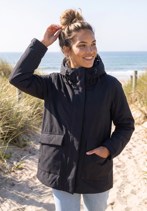 Bild: Parka von Elbsand: <h3>Der perfekte Begleiter für jede Jahreszeit: der wattierte Parka von <strong>Elbsand</strong></h3>
<p>
Der wattierte Parka von <strong>Elbsand</strong> vereint Funktionalität und Stil in einem einzigartigen Design. Mit seiner verstellbaren Kapuze und dem anpassbaren Saum bietet dieser Parka nicht nur optimalen Schutz vor Wind und Wetter, sondern auch eine individuelle Passform. Die Pattentaschen mit zusätzlicher seitlicher Tasche sorgen dafür, dass wichtige Utensilien immer griffbereit sind, während der Logodruck auf der Rückseite und am Ärmel dem Modell eine modische Note verleiht.
</p>

<h4>Vielseitige Details für jeden Tag</h4>
<p>
Die hochwertige Verarbeitung des Parkas garantiert eine lange Lebensdauer und hohen Tragekomfort. Das wasserabweisende Material schützt effektiv vor Nässe, sodass auch bei ungemütlichem Wetter kein Grund zur Sorge besteht. Mit einem cleveren Design, das sowohl sportlich als auch elegant wirkt, eignet sich dieser Parka ideal für verschiedene Anlässe.
</p>

<h4>Perfekte Kombinationsmöglichkeiten für jeden Anlass</h4>
<p>
Dieser Parka ist der ideale Partner für streetwear-inspirierte Outfits und lässt sich vielseitig kombinieren. Ob beim Spaziergang in der Stadt oder beim Outdoor-Abenteuer, der Parka passt hervorragend zu lässigen Sneakers und Jeans oder zu sportlichen Leggings und einem Hoodie. Mit passenden Accessoires wie einer Mütze oder einem Schal wird der Look abgerundet und sorgt für zusätzlichen Komfort.
</p>

<p>
Ein Parka, der Stil und Funktionalität vereint – für jeden Moment des Lebens.
</p>