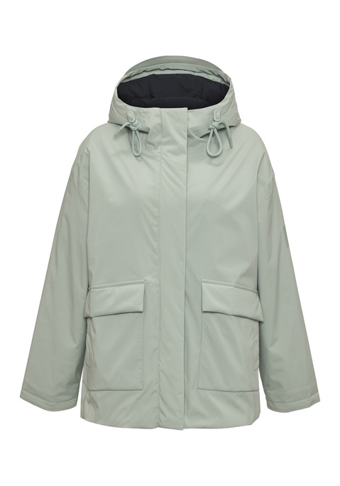 Bild: Parka von Elbsand: <h3>Der perfekte Begleiter für jede Jahreszeit: der wattierte Parka von <strong>Elbsand</strong></h3>
<p>
Der wattierte Parka von <strong>Elbsand</strong> vereint Funktionalität und Stil in einem einzigartigen Design. Mit seiner verstellbaren Kapuze und dem anpassbaren Saum bietet dieser Parka nicht nur optimalen Schutz vor Wind und Wetter, sondern auch eine individuelle Passform. Die Pattentaschen mit zusätzlicher seitlicher Tasche sorgen dafür, dass wichtige Utensilien immer griffbereit sind, während der Logodruck auf der Rückseite und am Ärmel dem Modell eine modische Note verleiht.
</p>

<h4>Vielseitige Details für jeden Tag</h4>
<p>
Die hochwertige Verarbeitung des Parkas garantiert eine lange Lebensdauer und hohen Tragekomfort. Das wasserabweisende Material schützt effektiv vor Nässe, sodass auch bei ungemütlichem Wetter kein Grund zur Sorge besteht. Mit einem cleveren Design, das sowohl sportlich als auch elegant wirkt, eignet sich dieser Parka ideal für verschiedene Anlässe.
</p>

<h4>Perfekte Kombinationsmöglichkeiten für jeden Anlass</h4>
<p>
Dieser Parka ist der ideale Partner für streetwear-inspirierte Outfits und lässt sich vielseitig kombinieren. Ob beim Spaziergang in der Stadt oder beim Outdoor-Abenteuer, der Parka passt hervorragend zu lässigen Sneakers und Jeans oder zu sportlichen Leggings und einem Hoodie. Mit passenden Accessoires wie einer Mütze oder einem Schal wird der Look abgerundet und sorgt für zusätzlichen Komfort.
</p>

<p>
Ein Parka, der Stil und Funktionalität vereint – für jeden Moment des Lebens.
</p>