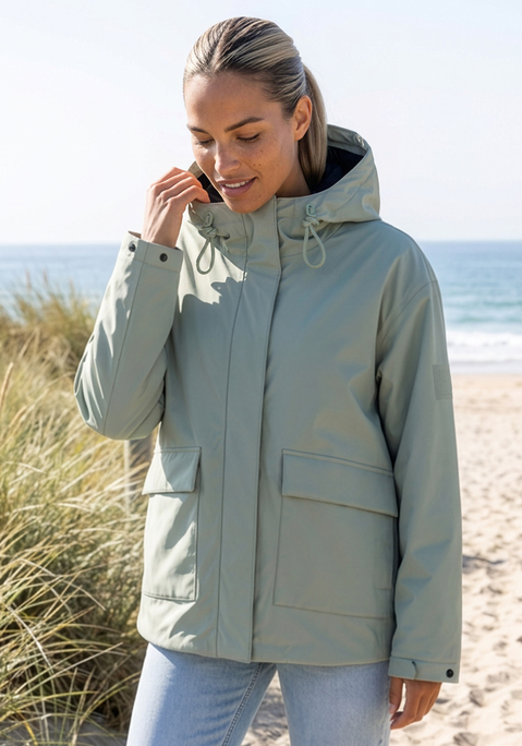 Bild: Parka von Elbsand: <h3>Der perfekte Begleiter für jede Jahreszeit: der wattierte Parka von <strong>Elbsand</strong></h3>
<p>
Der wattierte Parka von <strong>Elbsand</strong> vereint Funktionalität und Stil in einem einzigartigen Design. Mit seiner verstellbaren Kapuze und dem anpassbaren Saum bietet dieser Parka nicht nur optimalen Schutz vor Wind und Wetter, sondern auch eine individuelle Passform. Die Pattentaschen mit zusätzlicher seitlicher Tasche sorgen dafür, dass wichtige Utensilien immer griffbereit sind, während der Logodruck auf der Rückseite und am Ärmel dem Modell eine modische Note verleiht.
</p>

<h4>Vielseitige Details für jeden Tag</h4>
<p>
Die hochwertige Verarbeitung des Parkas garantiert eine lange Lebensdauer und hohen Tragekomfort. Das wasserabweisende Material schützt effektiv vor Nässe, sodass auch bei ungemütlichem Wetter kein Grund zur Sorge besteht. Mit einem cleveren Design, das sowohl sportlich als auch elegant wirkt, eignet sich dieser Parka ideal für verschiedene Anlässe.
</p>

<h4>Perfekte Kombinationsmöglichkeiten für jeden Anlass</h4>
<p>
Dieser Parka ist der ideale Partner für streetwear-inspirierte Outfits und lässt sich vielseitig kombinieren. Ob beim Spaziergang in der Stadt oder beim Outdoor-Abenteuer, der Parka passt hervorragend zu lässigen Sneakers und Jeans oder zu sportlichen Leggings und einem Hoodie. Mit passenden Accessoires wie einer Mütze oder einem Schal wird der Look abgerundet und sorgt für zusätzlichen Komfort.
</p>

<p>
Ein Parka, der Stil und Funktionalität vereint – für jeden Moment des Lebens.
</p>