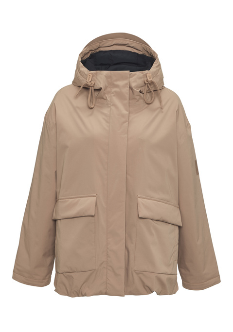 Bild: Parka von Elbsand: <h3>Der perfekte Begleiter für jede Jahreszeit: der wattierte Parka von <strong>Elbsand</strong></h3>
<p>
Der wattierte Parka von <strong>Elbsand</strong> vereint Funktionalität und Stil in einem einzigartigen Design. Mit seiner verstellbaren Kapuze und dem anpassbaren Saum bietet dieser Parka nicht nur optimalen Schutz vor Wind und Wetter, sondern auch eine individuelle Passform. Die Pattentaschen mit zusätzlicher seitlicher Tasche sorgen dafür, dass wichtige Utensilien immer griffbereit sind, während der Logodruck auf der Rückseite und am Ärmel dem Modell eine modische Note verleiht.
</p>

<h4>Vielseitige Details für jeden Tag</h4>
<p>
Die hochwertige Verarbeitung des Parkas garantiert eine lange Lebensdauer und hohen Tragekomfort. Das wasserabweisende Material schützt effektiv vor Nässe, sodass auch bei ungemütlichem Wetter kein Grund zur Sorge besteht. Mit einem cleveren Design, das sowohl sportlich als auch elegant wirkt, eignet sich dieser Parka ideal für verschiedene Anlässe.
</p>

<h4>Perfekte Kombinationsmöglichkeiten für jeden Anlass</h4>
<p>
Dieser Parka ist der ideale Partner für streetwear-inspirierte Outfits und lässt sich vielseitig kombinieren. Ob beim Spaziergang in der Stadt oder beim Outdoor-Abenteuer, der Parka passt hervorragend zu lässigen Sneakers und Jeans oder zu sportlichen Leggings und einem Hoodie. Mit passenden Accessoires wie einer Mütze oder einem Schal wird der Look abgerundet und sorgt für zusätzlichen Komfort.
</p>

<p>
Ein Parka, der Stil und Funktionalität vereint – für jeden Moment des Lebens.
</p>
