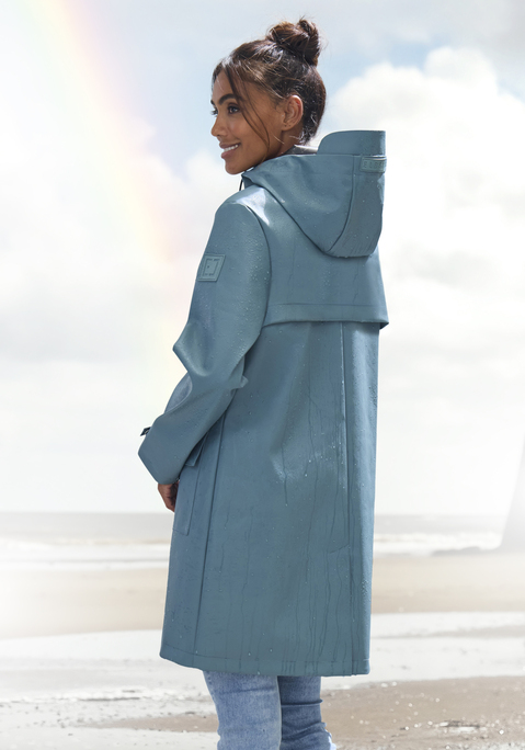 Bild: Regenjacke von Elbsand: Lange Regenjacke von Elbsand. Kapuze mit Kordelzug. 2-Wege-Reißverschluss, verdeckt mit einer Druckkopfleiste. Saumschlitz hinten. Ärmel mit verstellbaren Riemen. Logoprints auf der Kapuze und dem linken Arm. Klappentaschen seitlich, Brusttasche mit Reißverschluss. Funktionale Qualität.