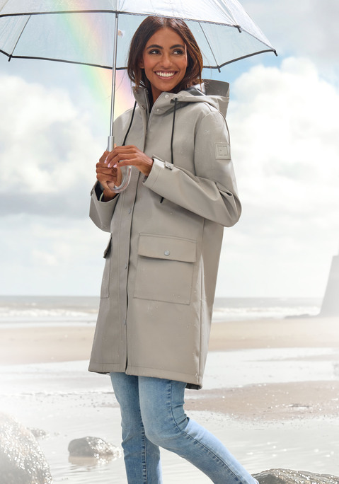 Bild: Regenjacke von Elbsand: Lange Regenjacke von Elbsand. Kapuze mit Kordelzug. 2-Wege-Reißverschluss, verdeckt mit einer Druckkopfleiste. Saumschlitz hinten. Ärmel mit verstellbaren Riemen. Logoprints auf der Kapuze und dem linken Arm. Klappentaschen seitlich, Brusttasche mit Reißverschluss. Funktionale Qualität.